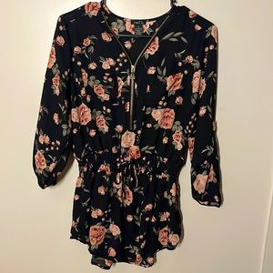 ♥️ Beautiful Black with Pink Flower medium sleeve blouse ♥️